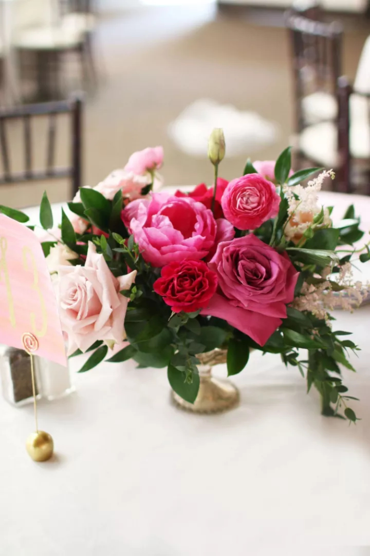 优雅又热情的粉红系花艺布置，让我们的宴会美起来！