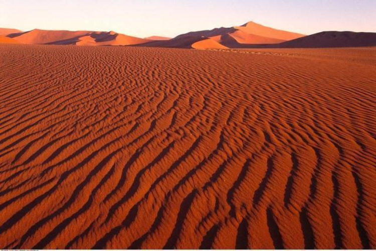 这个沙漠超诡异 有百亿吨水却几乎寸草不生
