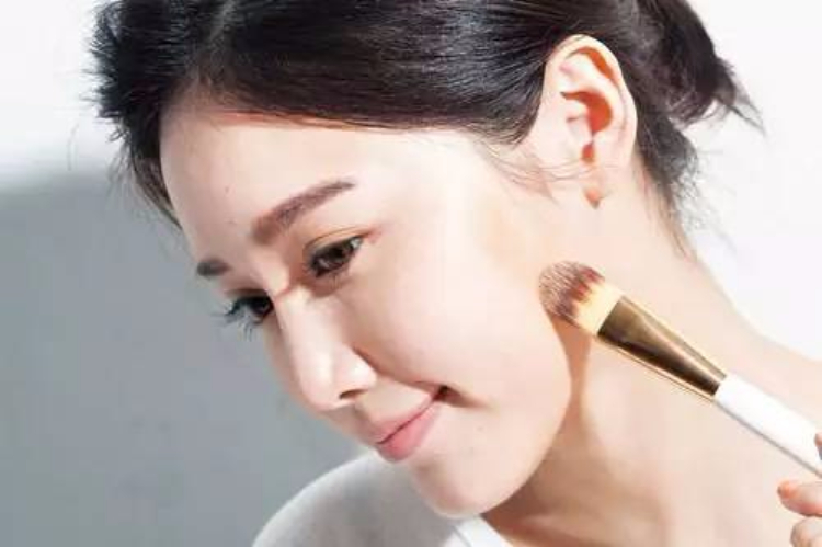 轻薄底妆打造窍门 韩国流行的棉签上妆法！