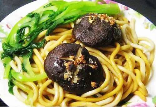 青菜香菇凉拌面和凉拌面