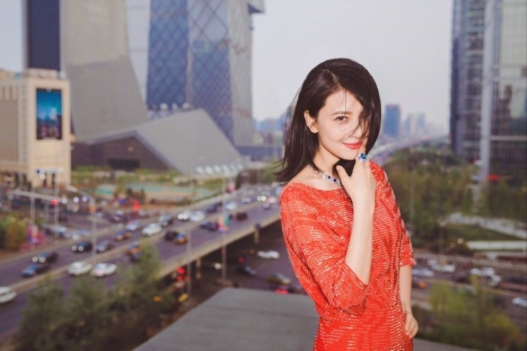 高圆圆露背红裙装依旧美艳 回眸一笑身材好