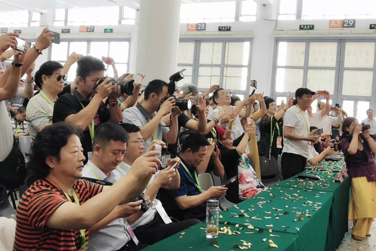 第19届中国工艺美术大师作品暨手工艺术精品博览会昨在厦门开幕