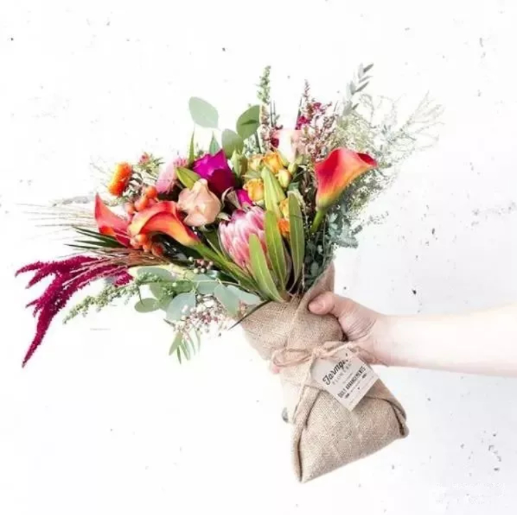 周三花束搭配屋----简单的麻布包装，方能打造充满艺术感的花束！