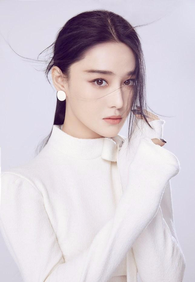 张馨予杂志封面写真 尽显御姐女神范