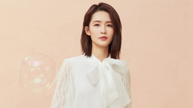 李沁轻盈少女风写真