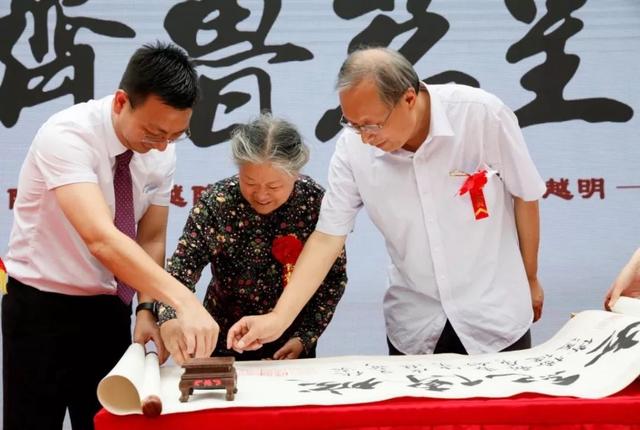 陈皮七千里传城,山东茶文化会长大赞,众人共享美食 陈皮七千里传城,山东茶文化会长大赞,众人共享美食