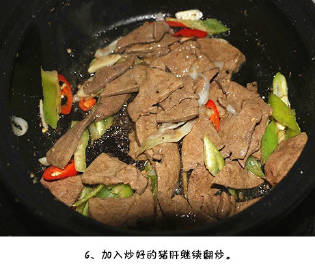 爆炒猪肝是我非常喜欢的一道菜，猪肝中含有丰富的铁质，属于补血食材，女性可以多吃一些。 #饮食养生#