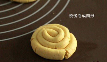 【香糯玉米饼】糯米粉加玉米面做成饼，有浓浓的玉米香味还糯糯的，简单没难度。